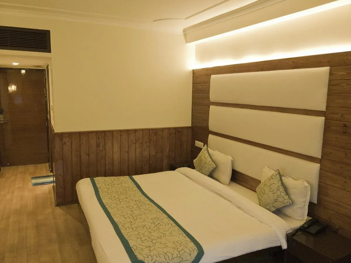 Royal Jardin Whistling Pines Resort Shimla 3*,